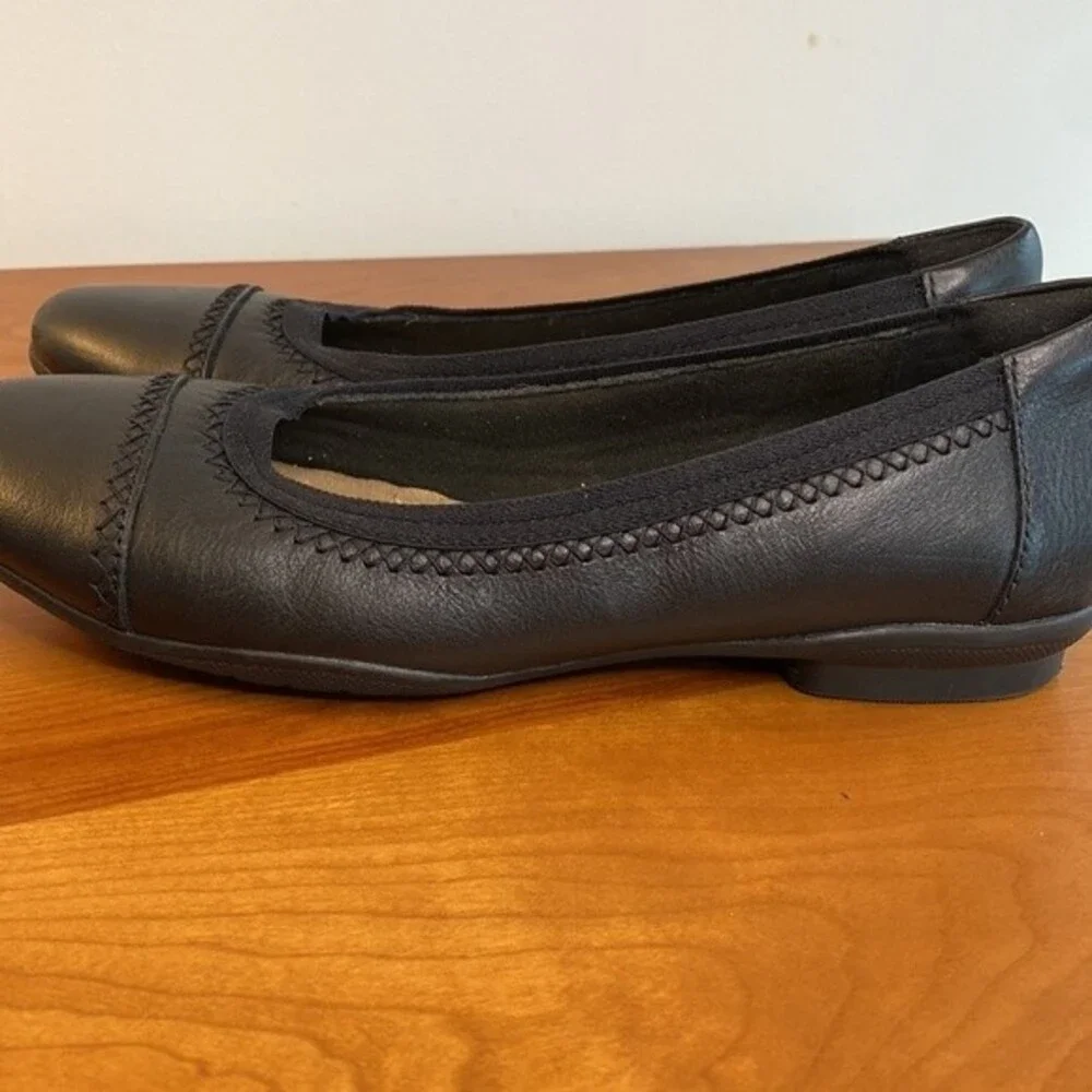 Clarks Collection Sara Bay Black Leather Ballet Flats - Size 7